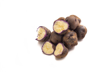papa nativa de Perú cocinada en fondo blanco. Concepto de alimentos.