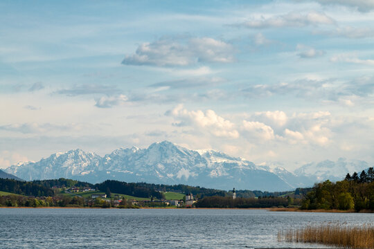 Trumersee mit Obertrum und den Alpen