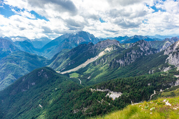 Fototapeta na wymiar Unterwegs auf der höchsten Straße Sloweniens zum Magart Gipfel - Slowenien - Italien