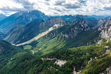 Fototapeta na wymiar Unterwegs auf der höchsten Straße Sloweniens zum Magart Gipfel - Slowenien - Italien