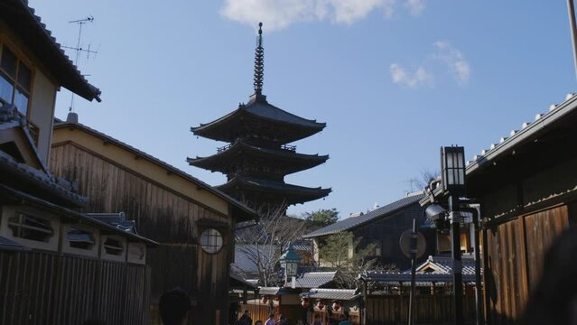 京都 八坂の塔 (移動撮影) Scenery with Pagoda in Kyoto, Japan. (Moving Shooting)