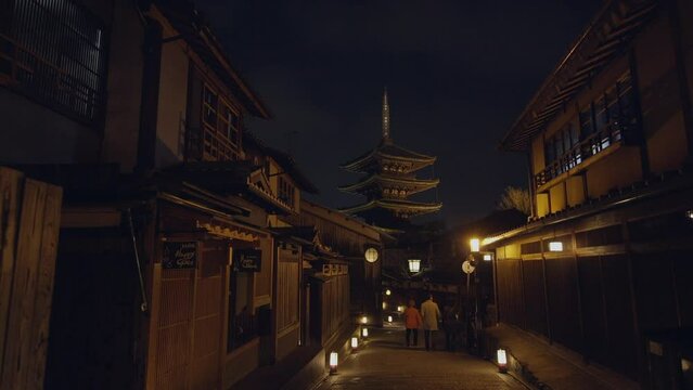 京都 八坂の塔 (夜 移動撮影) Scenery with Pagoda in Kyoto, Japan. (Moving Shooting) 