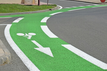 Pistes cyclables vert et blanc autour d'un rond-point à Port-la-Nouvelle, Aude, Languedoc,...