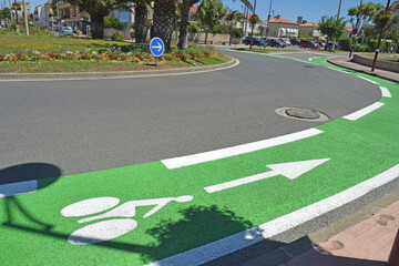 Pistes cyclables vert et blanc autour d'un rond-point à Port-la-Nouvelle, Aude, Languedoc,...