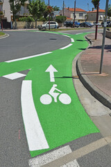 Pistes cyclables vert et blanc autour d'un rond-point à Port-la-Nouvelle, Aude, Languedoc, Occitanie, France.
