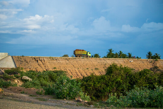 Photo of cars and trucks hauling soil on the Sigli Banda Aceh (Sibanceh) toll road.