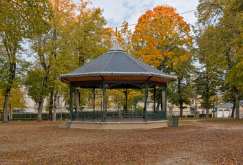 Kiosque à musique dans un parc public