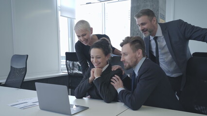 Naklejka premium Successful business team finishing project together, happy colleagues celebrating good results