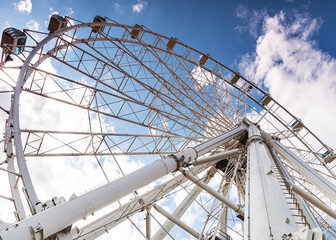 Riesenrad in Malaga gegen den Himmel fotografiert