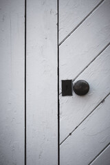 白い木製のドア