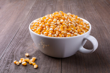 Popcorn. Ziarna kukurydzy do prażenia - obrazy, fototapety, plakaty