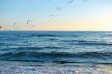 海とシャボン玉
