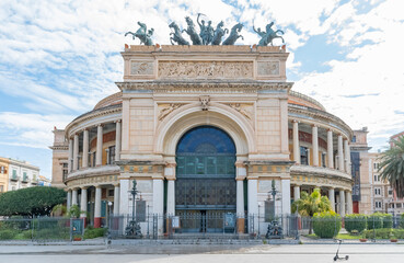 Obraz premium Vue de la place Ruggero Settimo et de son théâtre à Palerme, Sicile, Italie. 