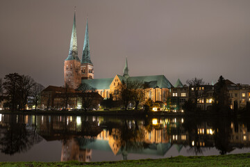Dom zu Lübeck bei Nacht am Mühlenteich