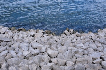 Strand mit Steinen in K&ouml;ln am Rhein