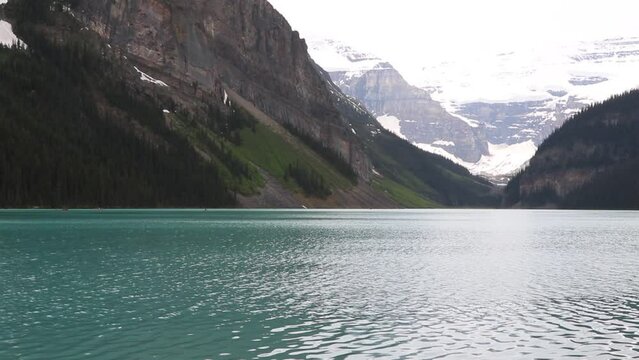 Le lac Moraine et les montagnes Rocheuses canadiennes &agrave; Banff