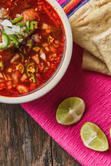 Comida tradicional mexicana, panza de res con cebolla blanca y chile verde. En las manos sobre fondo de madera. con toritillas.