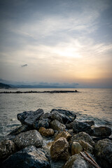 Sonnenuntergang am Meer in Italien. Vielfalt der Farben und Farben der aufgehenden Sonne....