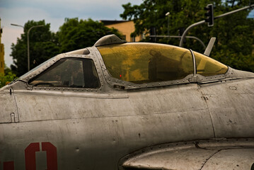 Stary zabytkowy , nieco zniszczony odrzutowy myśliwiec . Kokpit ( kabina ) samolotu szturmowego - obrazy, fototapety, plakaty