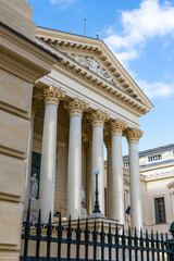 Façade néo-classique du Palais de justice historique de Montpellier, aujourd'hui Cour d'Appel de Montpellier - obrazy, fototapety, plakaty