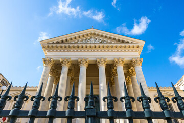 Façade néo-classique du Palais de justice historique de Montpellier, aujourd'hui Cour d'Appel de...