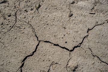 Ackerbau - Klimawandel, ausgetrockneter Boden wird rissig. 