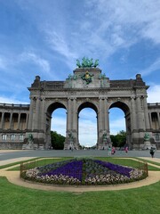 Obraz premium The Cinquantenaire memorial arch at the Parc du Cinquantenaire (Jubelpark). Flowers in front. Famous tourism and sightseeing place. Bruxelles, Brussels Capital Region, Belgium