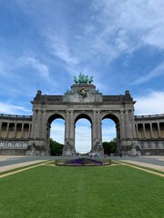 Obraz premium The Cinquantenaire memorial arch at the Parc du Cinquantenaire (Jubelpark). Flowers in front. Famous tourism and sightseeing place. Bruxelles, Brussels Capital Region, Belgium