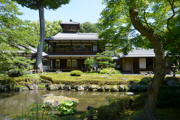 旧三井家下鴨別邸　庭の池から母屋と茶室を望む　京都市左京区下鴨