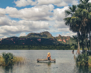 Mulher de costas na lagoa da serra, em Rio da Conceição,  tocantins, Serras gerais 