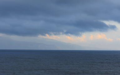 Obraz premium 船上から見る水平線の海と北海道