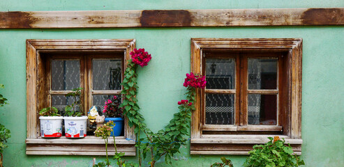 Fototapeta na wymiar wonderful flowers and windows in touristic place