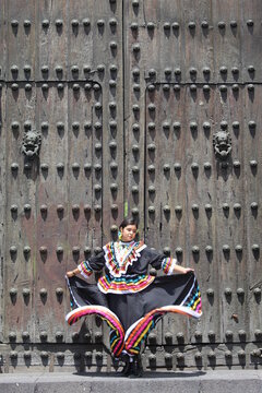 Floreando el vestido frente al port&oacute;n 
