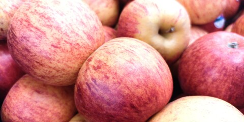 apples in the market