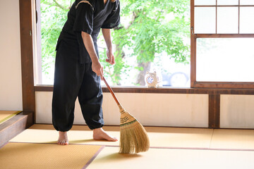 掃除をする人　男性