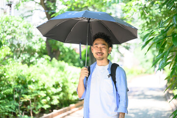 日傘をさす男性