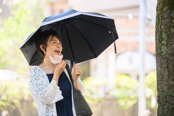  日傘をさす女性 街中　マスクあり