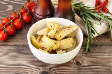 Grilled artichoke marinated in oil