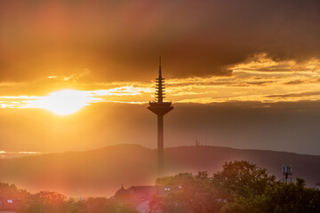 Europaturm (Fernsehturm) in Frankfurt beim Sonnenuntergang, Silhouette	