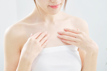 Obraz na płótnie Canvas 胸元を触る女性のクローズアップ