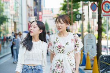 Fototapeta premium ショッピングをする女性 