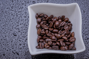 Fototapeta premium Kawa ziarnista. Palarnia kawy. Barista. Kawa i krople wody.