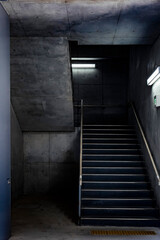 暗いコンクリートの階段