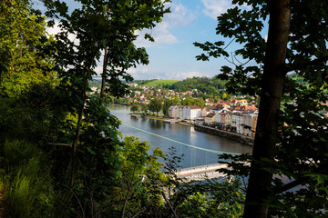 2022-05-13, GER, Bayern, Passau: Blick über die Luitpoltbrücke und die Donau zur Ortspitze, an...