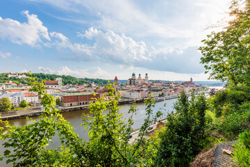 2022-05-13, GER, Bayern, Passau: Blick über die Donau auf die Altstadt von Passau. Zu sehen sind die Wahrzeichen der Stadt, das Alte Rathaus, der Stephansdom die Stadtpfarrkirche St. Paul.