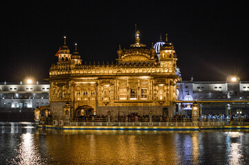 Fototapeta na wymiar Golden Temple in night Amritsar, Punjab, India