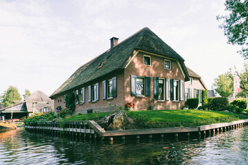 Fototapeta na wymiar Giethoorn village, the most beautiful and fairytale village in the Netherlands
