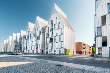 Immeubles triangulaires modern conçu de façon écologique dans le port de Dunkerque