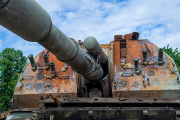 Close photo of the tank main gun muz