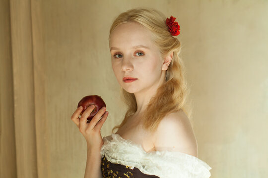 Romantic vintage woman with red apple
